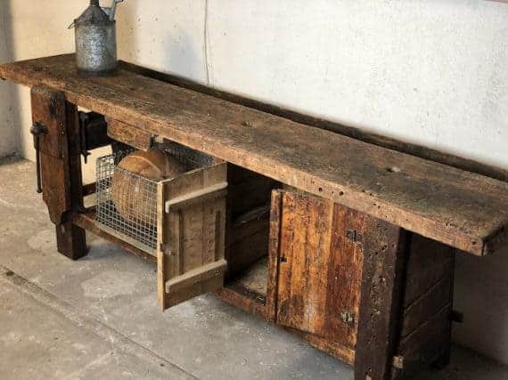 Antike Werkbank mit Staufach. - frachtraum1