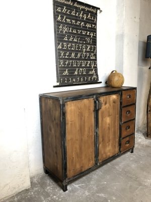 Sideboard im Industrial Design. - frachtraum1