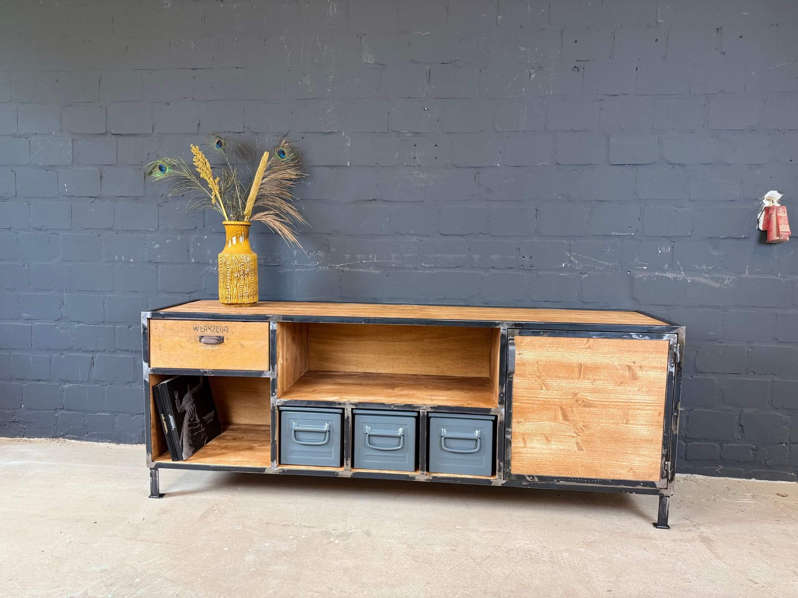 Industrial TV Schrank
