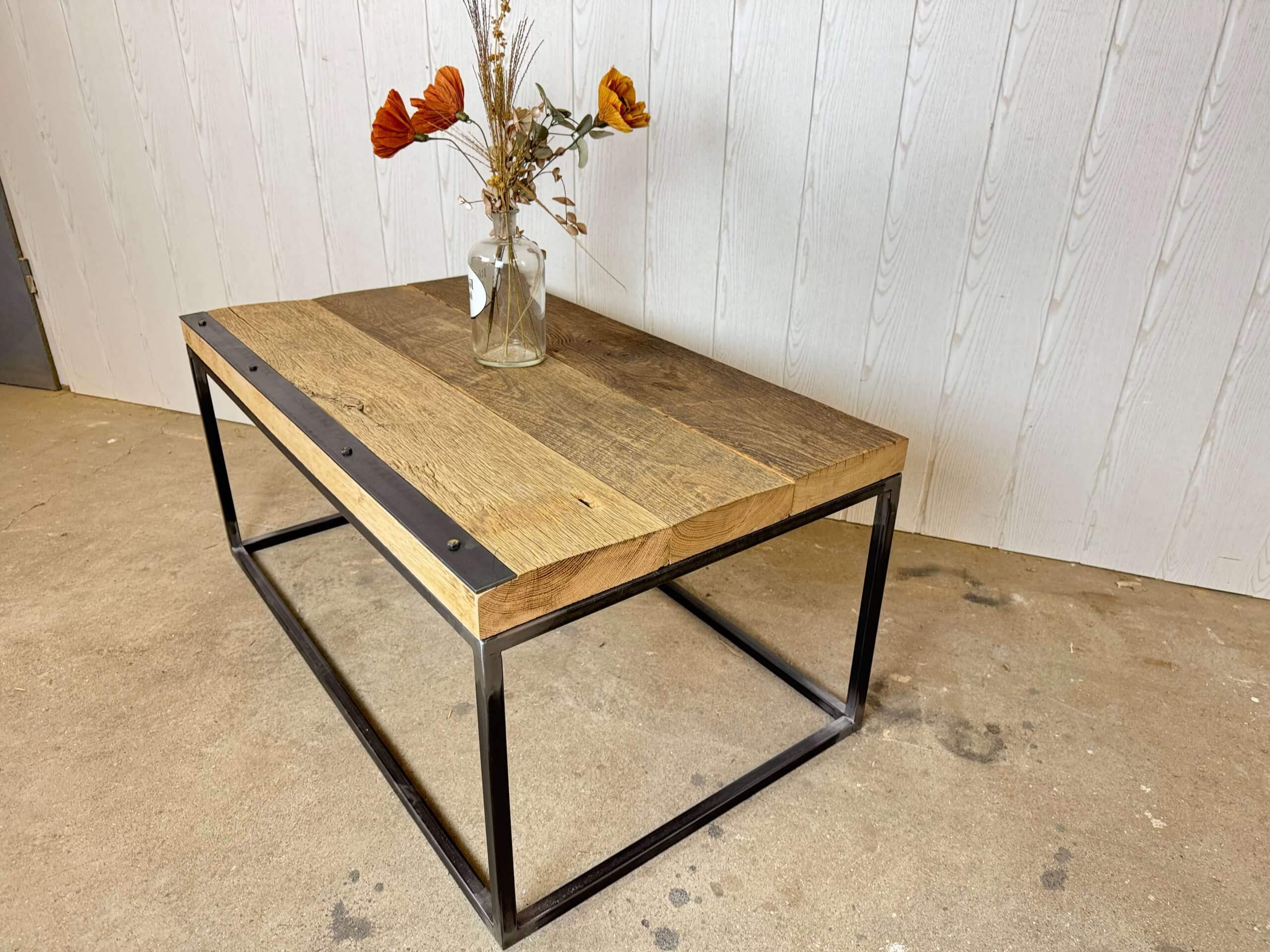 Industrial Couchtisch mit Eichenholzplanken