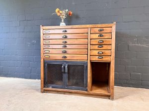 Vintage Schubladenschrank als Kaffeebar